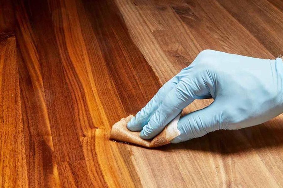 Lau dầu cho sàn gỗ tự nhiên