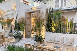 Cổng quán cafe phong cách hiện đại